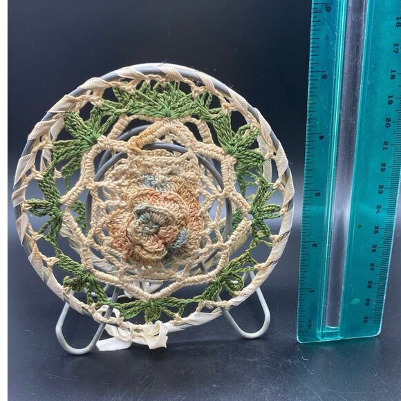 Vintage Handmade Floral Crochet Metal Napkin Holder Granny Chic‎ Cpttage Core - Picture 4 of 4